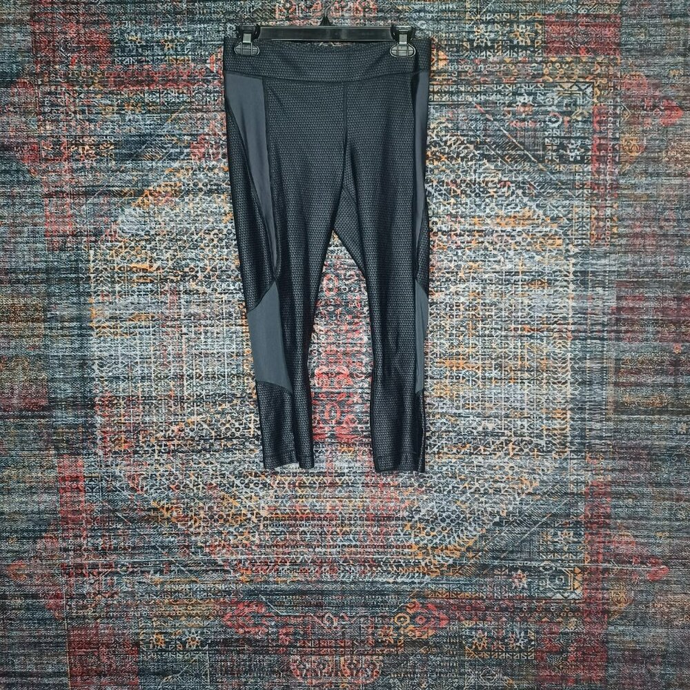 Under Armour womens black an gray geometric print crop leggings M